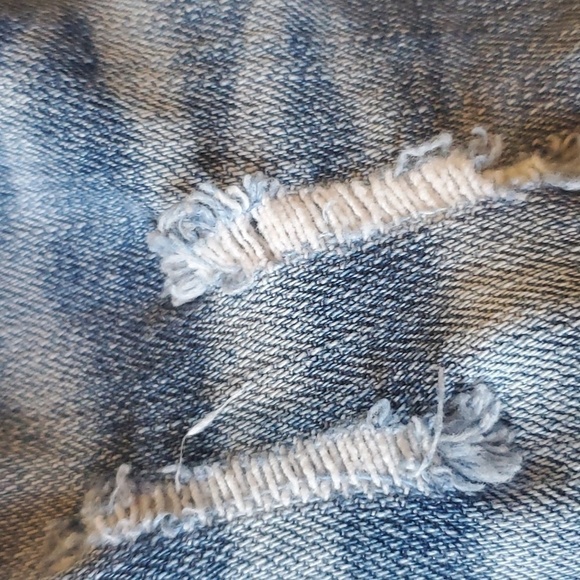 Vanilla Star distressed & embroidered 5 pocket denim shorts. Size 16 - Picture 10 of 10